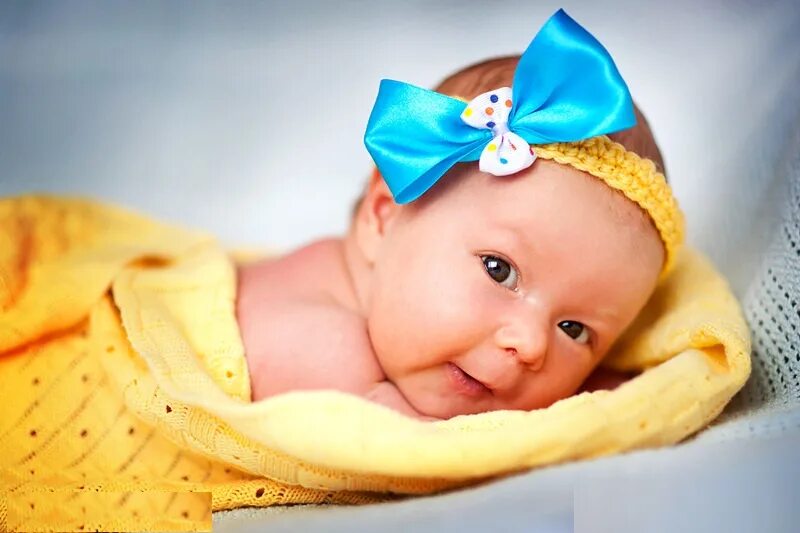 мама дети одуванчики. девочки до года. я стала мамой малыш в желтом. малыш желтый. я стала мамой малыш в желтом.