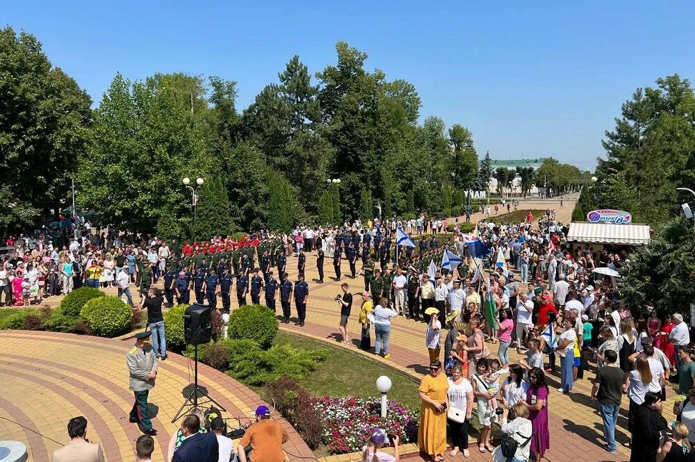 Мероприятия в майкопе. Концерт в парке. Майкоп парк. Молодежь в парке. Сквер молодежный.