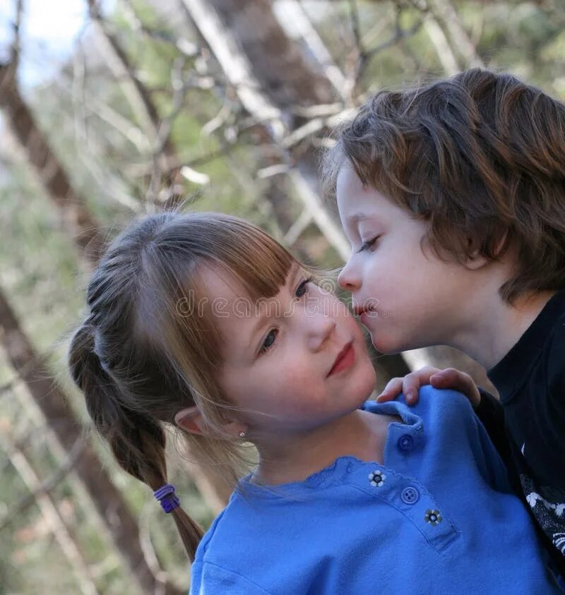 Мальчик целует сестрой. Siblings Kiss. Камкиттис бойс сестра. Картинка boy Kisser. Sister my boy