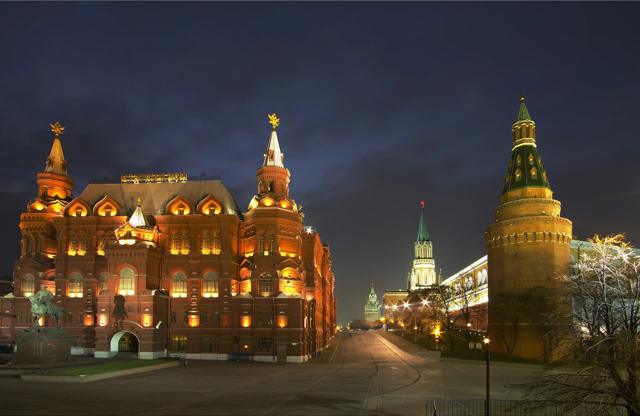 Кремлевский ансамбль в Москве. Московский Кремль и красная площадь. Московский Кремль Москва. Красная площадь Кремль ночь. Кремлевские города россии 4