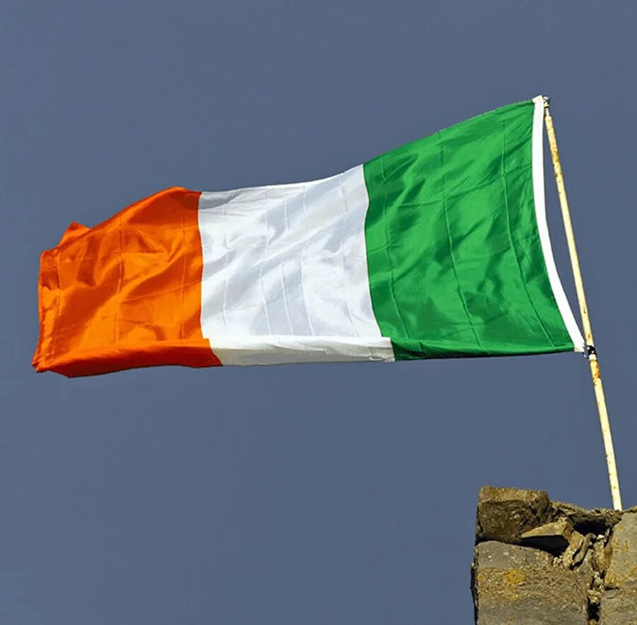 Как выглядит флаг ирландии. Ирландский флаг (irish flag). флаг ирландии 90x150. флаг ирландии и кот дивуар. ирландцы с флагом.