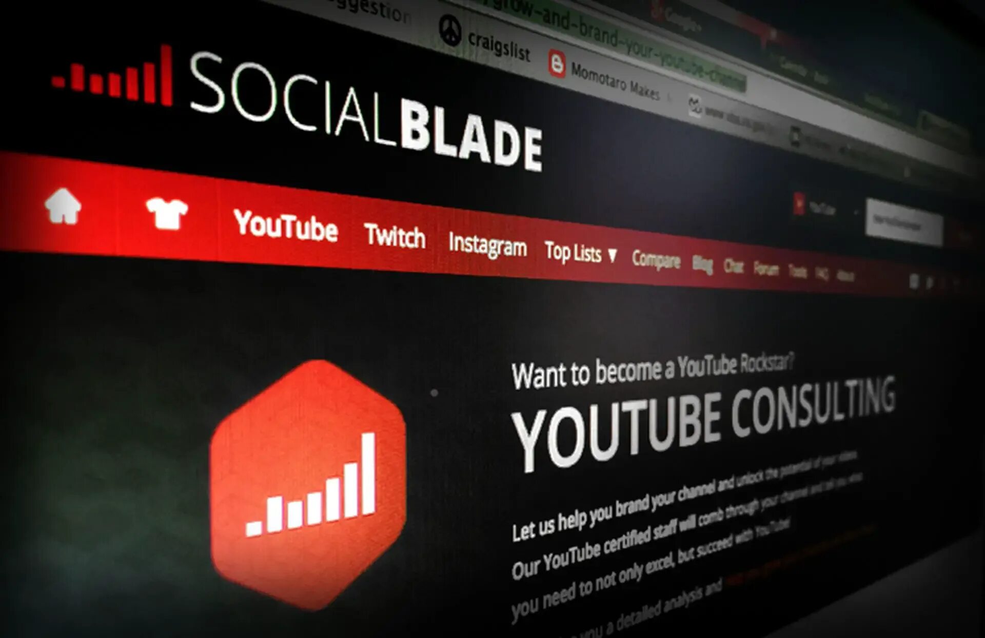 Social blade com. Сошиал блейд. SOCIALBLADE youtube. SOCIALBLADE лого. SOCIALBLADE credit.