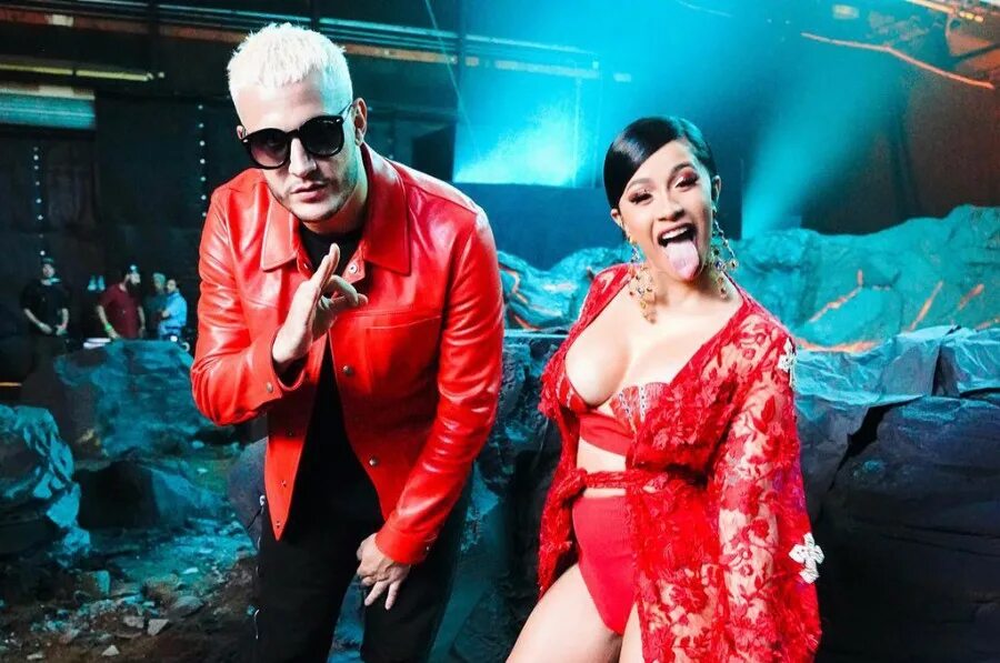 Таки таки исполнители. Озуна селена таки таки. cardi b dj snake. cardi b taki. dj snake taki taki.