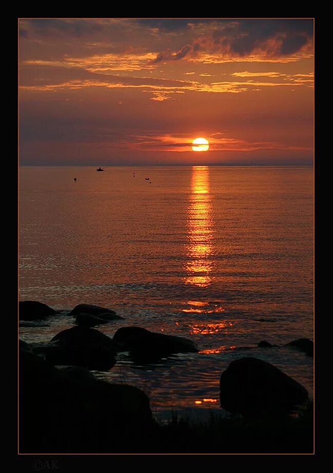 девушка идет. девушка с зонтом. чарльз бронсон однажды на диком западе. природа вечер. Once in the evening.