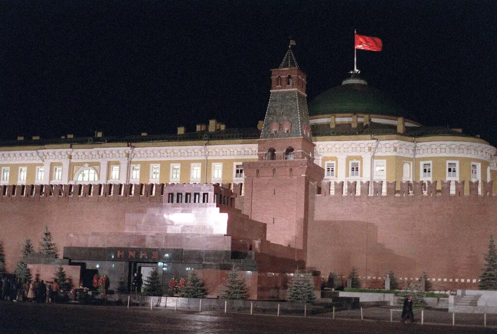 В какой стране находится мавзолей. Московский кремль 1991. кремлевский дворец и мавзолей ленина. мавзолей кремль флаг ссср.