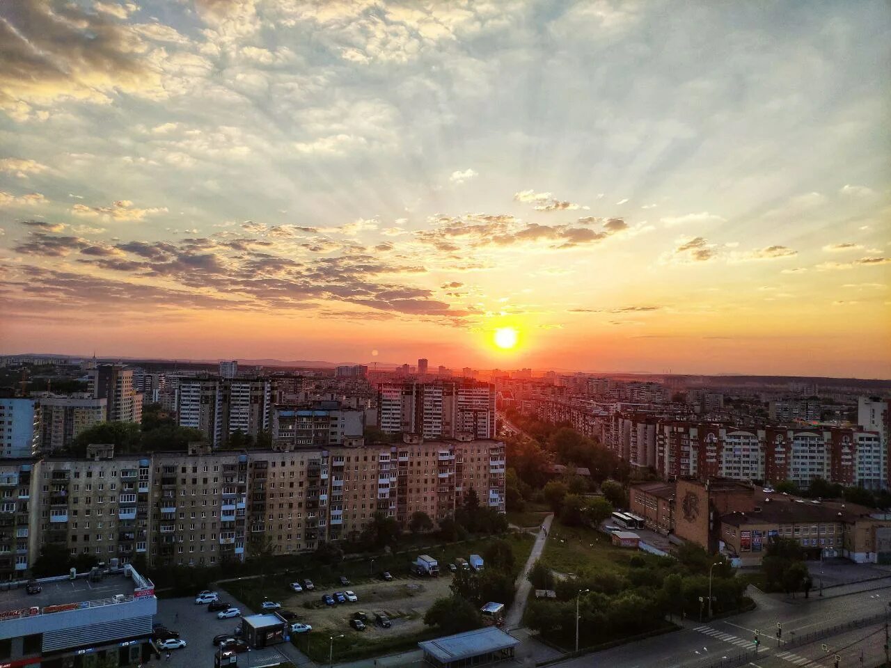 Закат черкесск. Закаты в Екатеринбурге Уралмаш. Восход солнца в Екатеринбурге Уралмаш. Рассвет Балаково. Рассвет в Зеленограде.