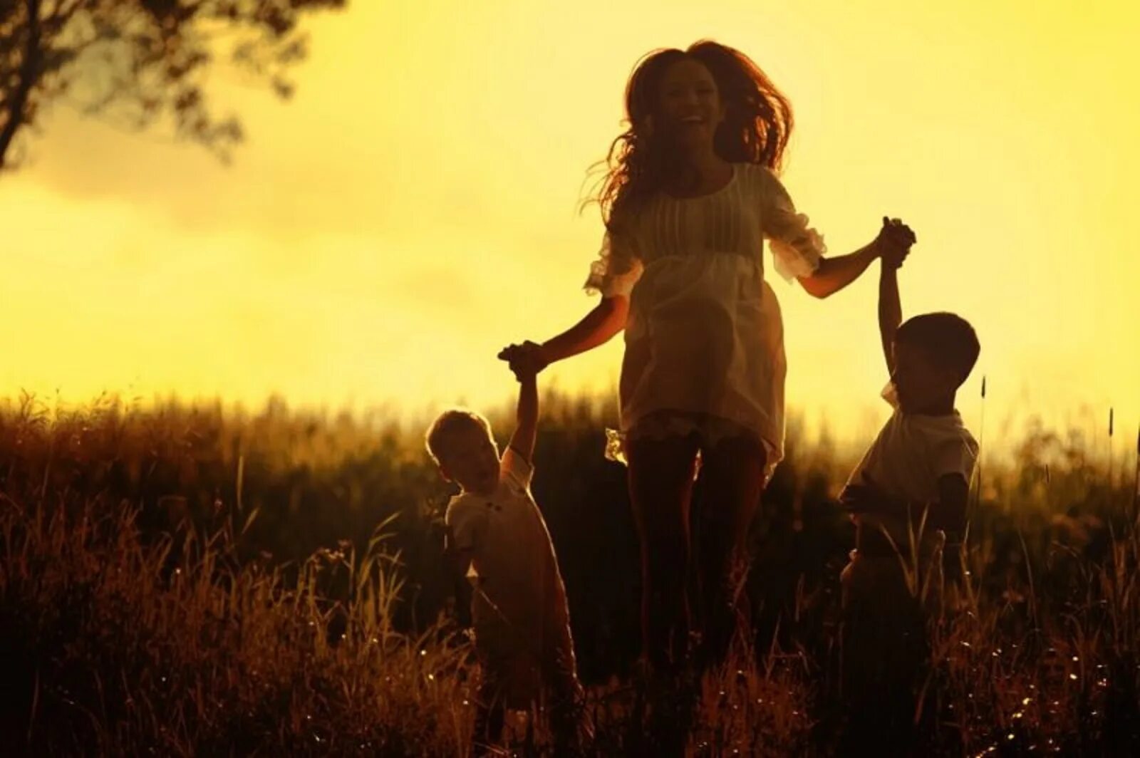 Мать несколько дней. Мама с двумя детьми. Девушка с двумя детьми. Семья в поле на закате. Мать и два сына.