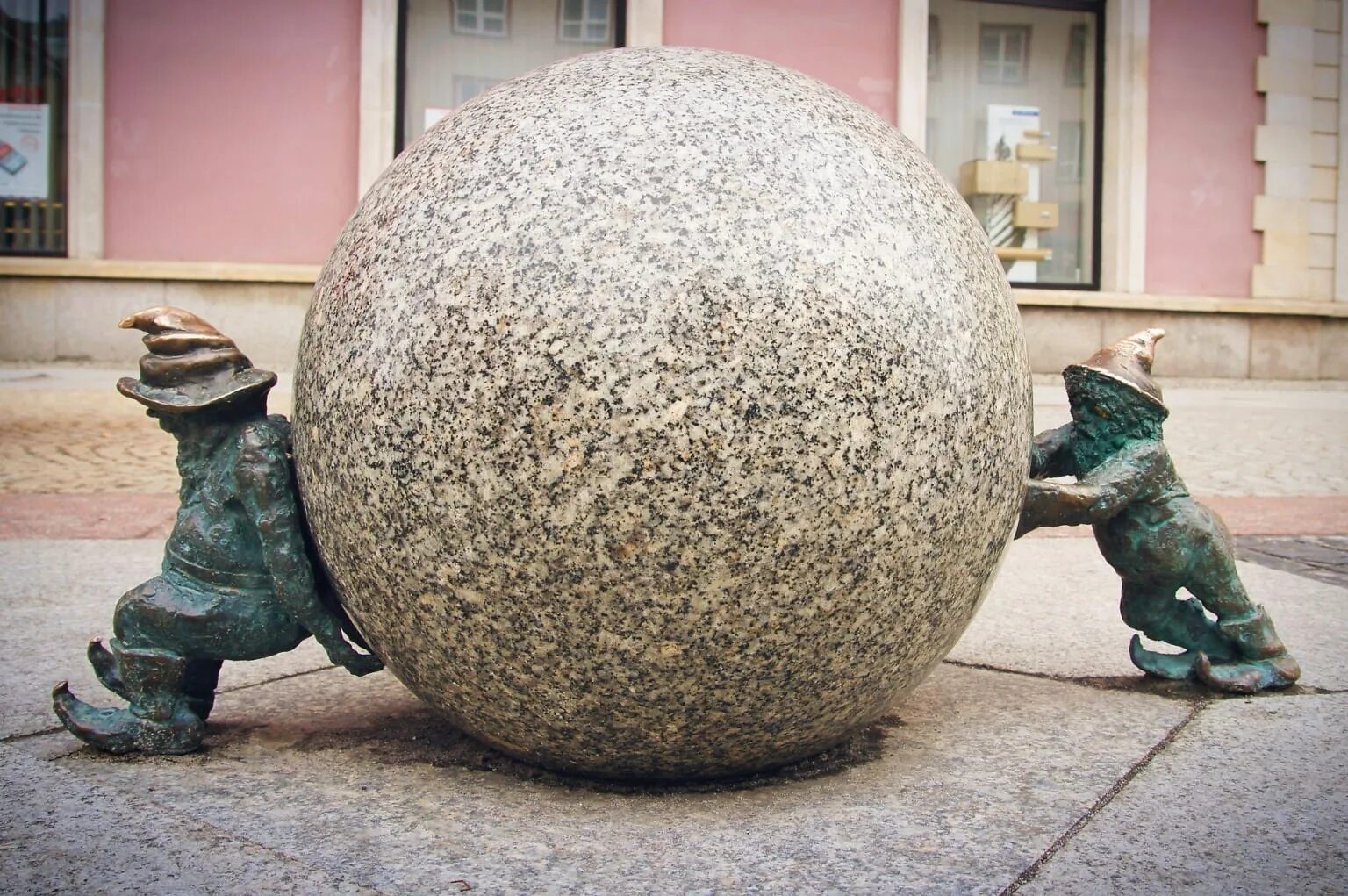 Слово статуя. Скульптура каменный шар. Скульптура два гнома и каменный шар. Толкает шар. Архитектурная скульптура Гном.