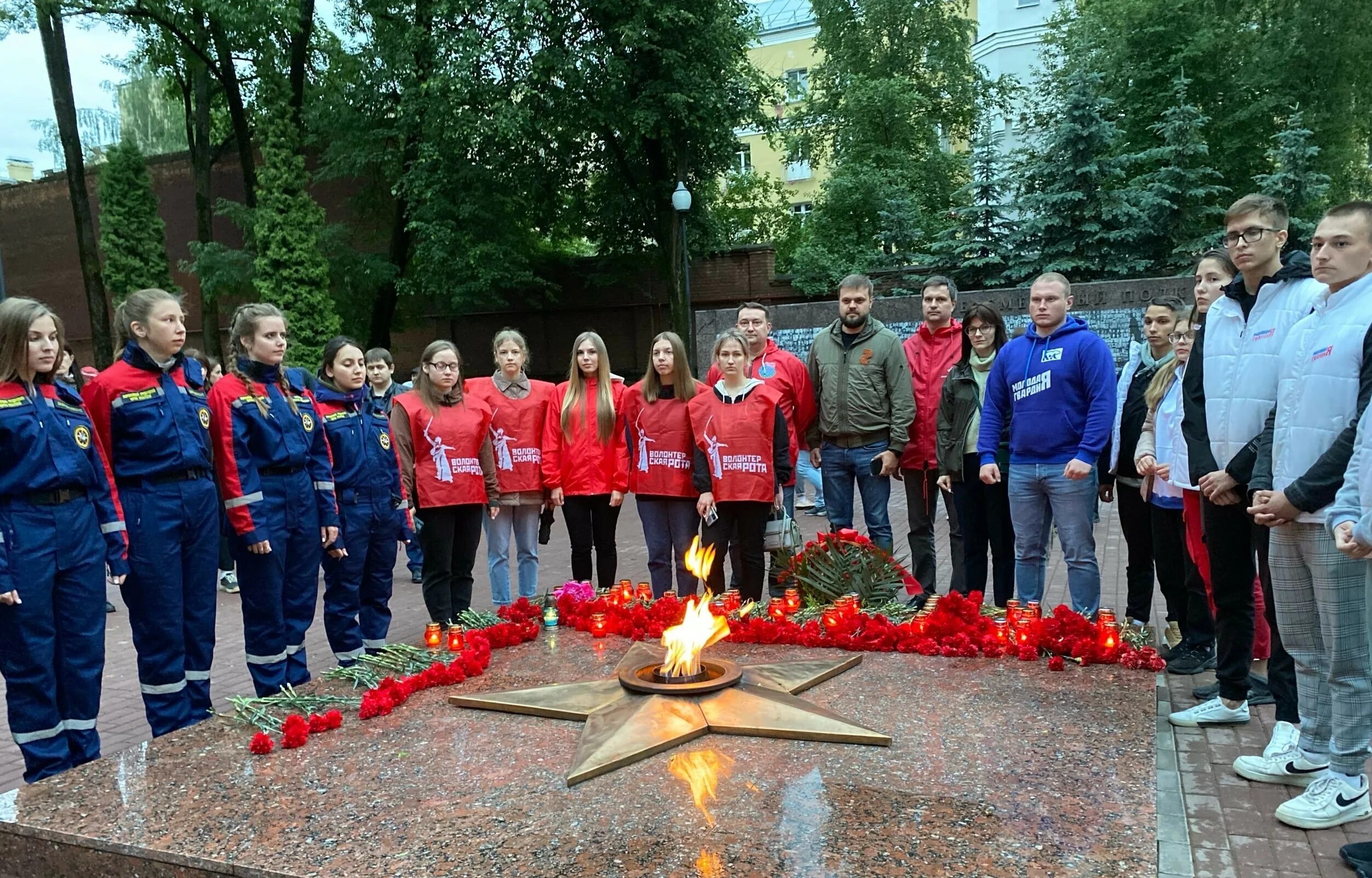 Возложение цветов к Вечному огню. Возлагают цветы к Вечному огню. 22 Июня день памяти и скорби. Цветы у вечного огня. 22 июня 2012