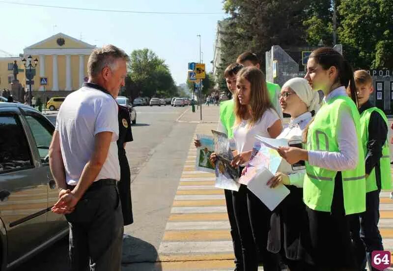 Сотрудники ГИБДД Саратова. Раздает письма. В Кузнецке водителей поздравили школьники на улице фабричной. Водитель Саратов вакансии. В школах детям раздают