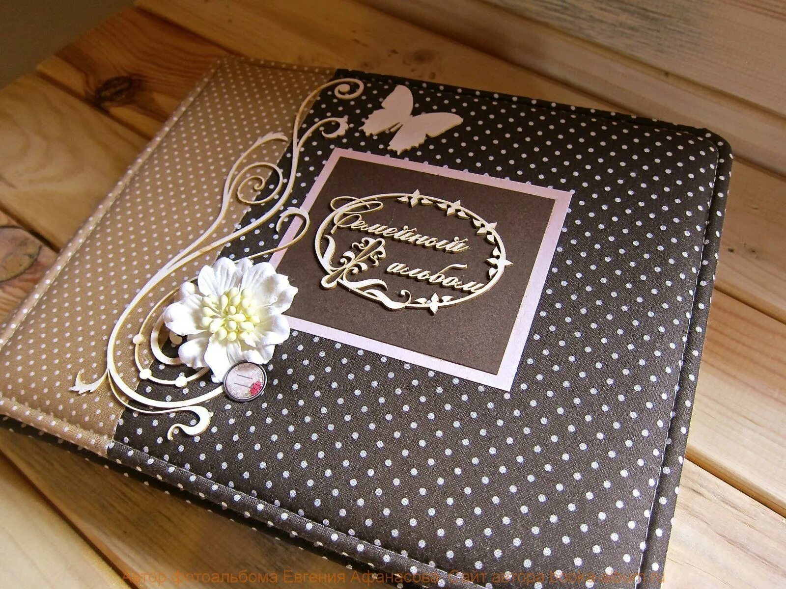 Альбом на телефон. Украсить обложку фотоальбома. Фотоальбом в стиле скрапбукинг. Распечатка фотокарточек в стиле polaroid. Красивый современный фотоальбом.