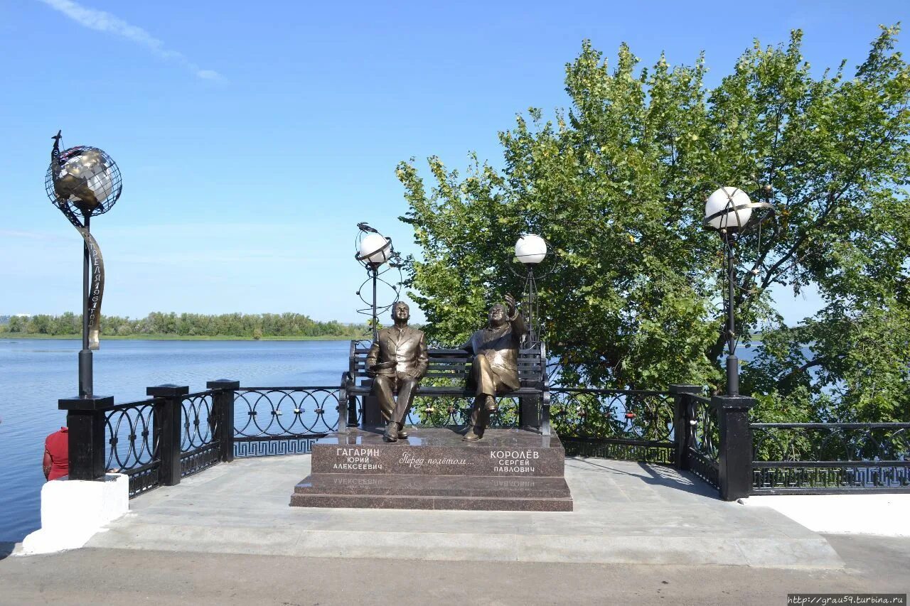 Королев и Гагарин памятник в Энгельсе. Набережная Энгельс. Энгельс набережная памятник. Памятники Саратова и Энгельса. Энгельс нижегородская область