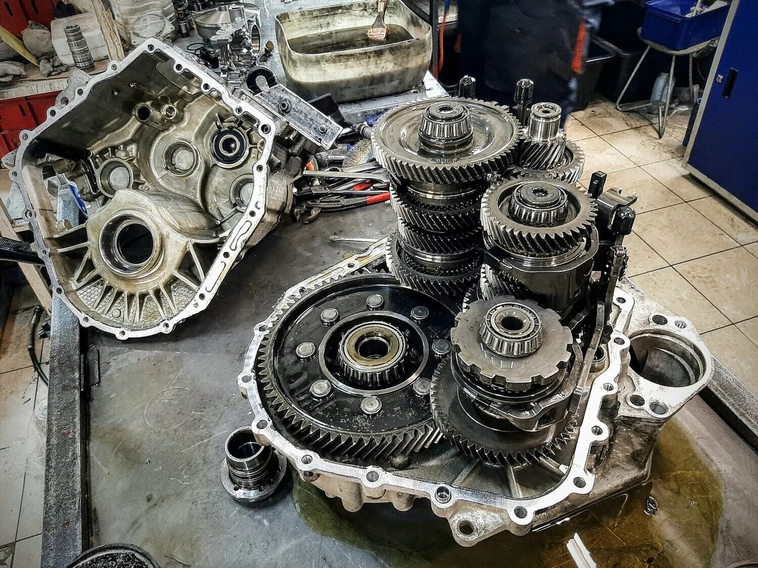 Ремонт акпп. Техническое обслуживание коробки передач автомобиля. Ремкомплект кпп 6hp21. Ремонт коробки передач автомат. Коробка передач.