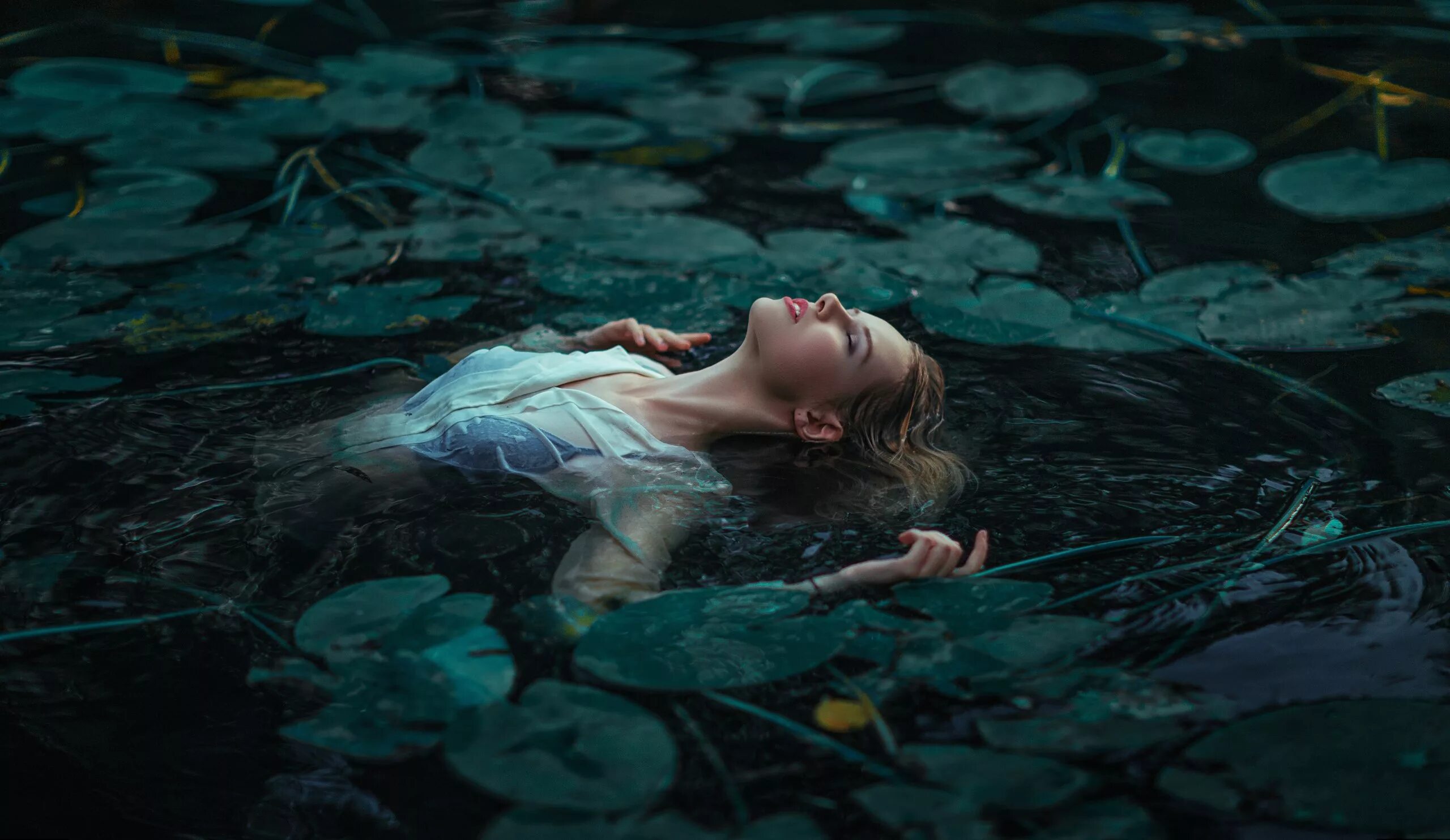 Песня омут круг. Русалка Утопленница. Девушка в воде. Фотосессия в воде. Девушка лежит в воде.