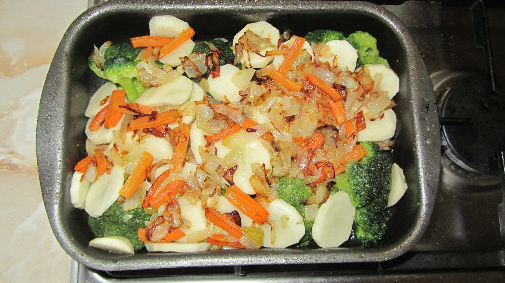 Приготовить вкусно минтай в духовке с овощами. Минтай с овощами в духовке. Минтай запеченный в духовке с овощами. Гарнир к минтаю. Рыба минтай в духовке с овощами.