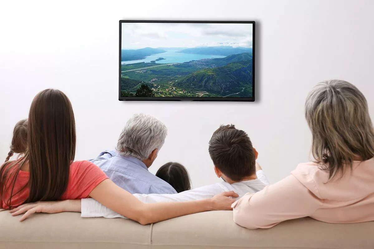 Семья у телевизора. Человек перед телевизором.