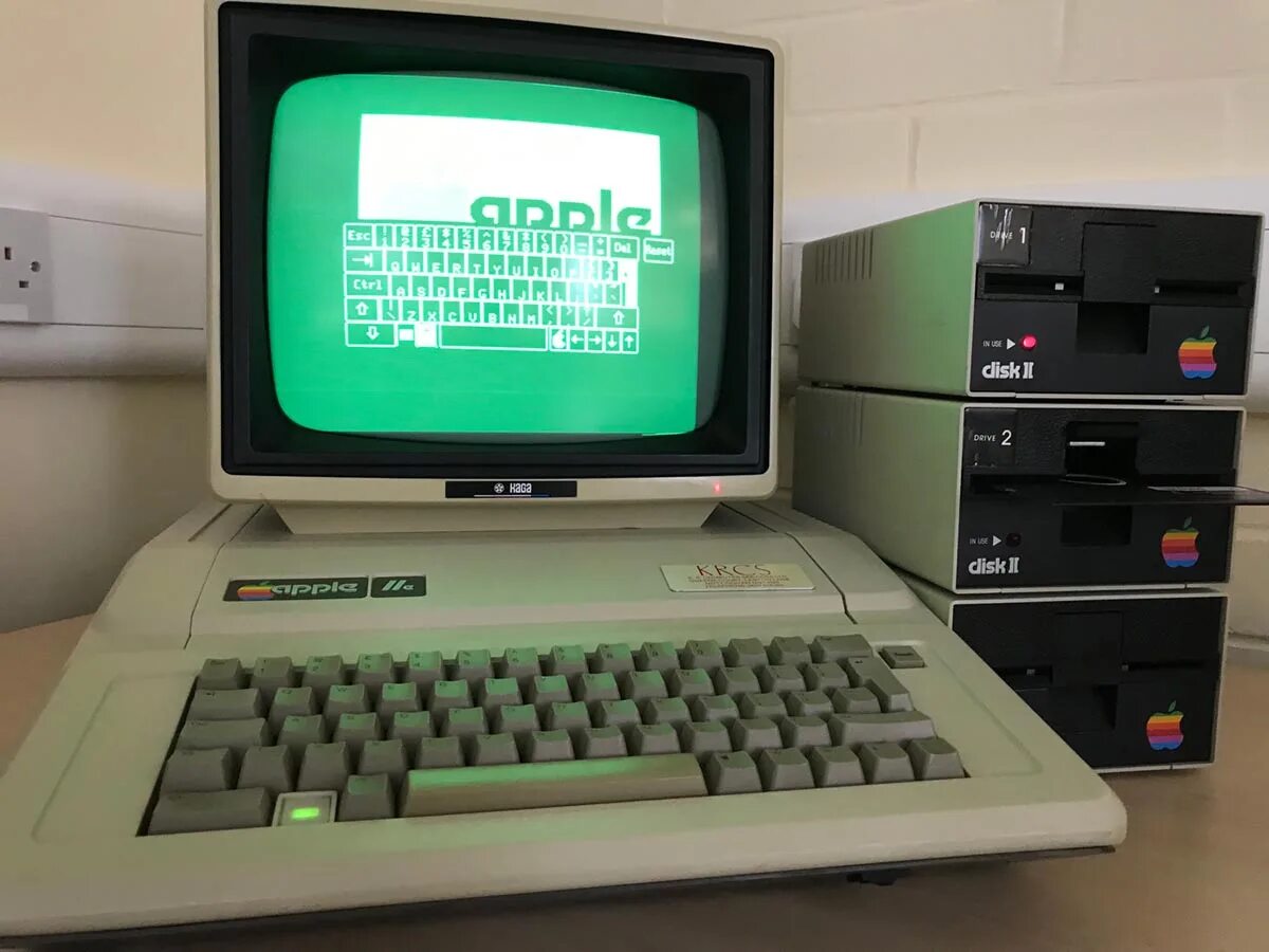 Apple Computer 2. Эппл 2 компьютер 1977. Эппл компьютер в 1977. Первый персональный компьютер Apple 2.