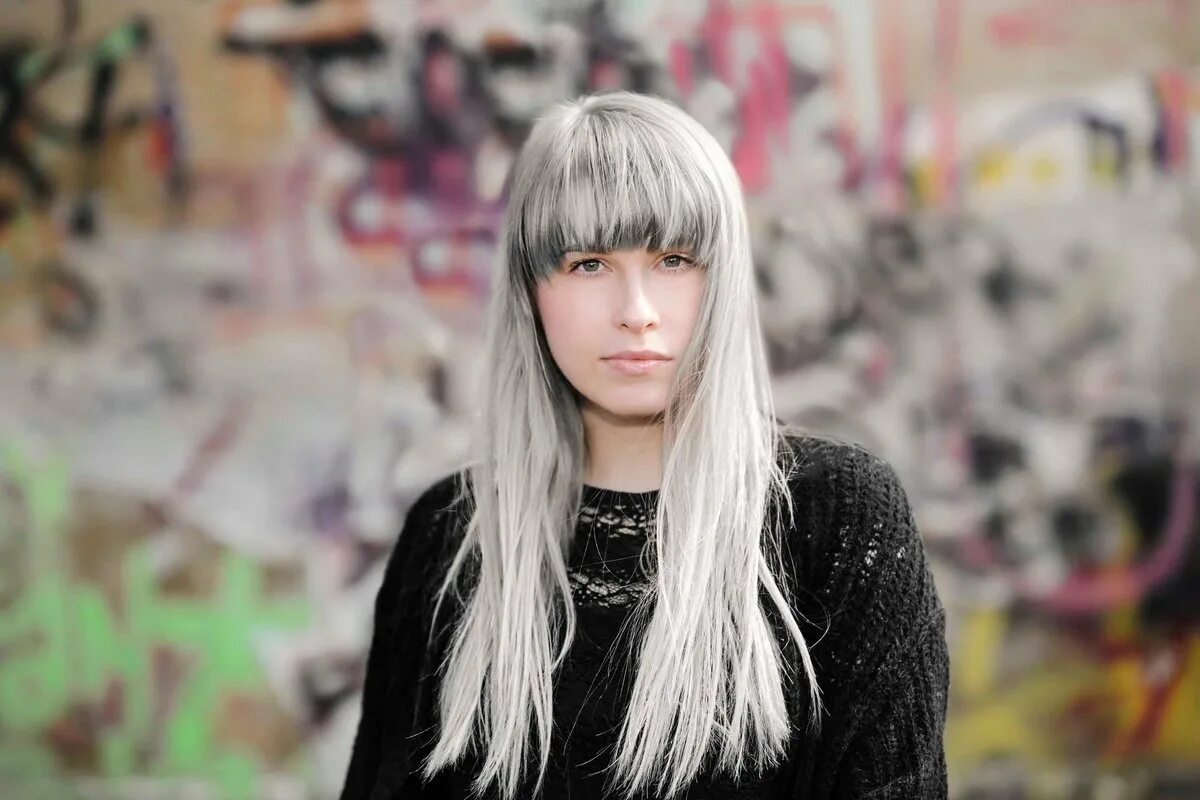 Маргарита дегтярева эстетика. Hailie barber серые волосы. Пепельные волосы у девушек. Даяна кранк чёрные волосы. Девушки с длинными серыми волосами.