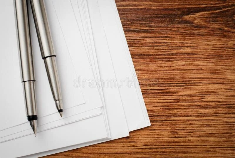 Чистый лист не исписан. Бумага ручка на столе. листок и ручка на белом фоне. листок и ручка на столе. фон стол с листком ручка.