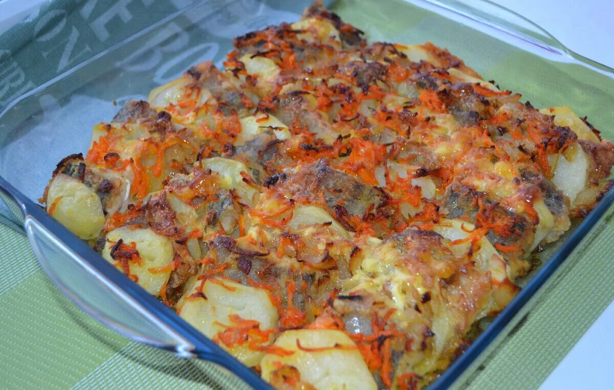 Рецепт филе минтая с картошкой в духовке. Минтай в духовке с картошкой морковью и луком. Вкусный минтай в духовке. Минтай с картошкой в духовке самый вкусный. Минтай с овощами в духовке.
