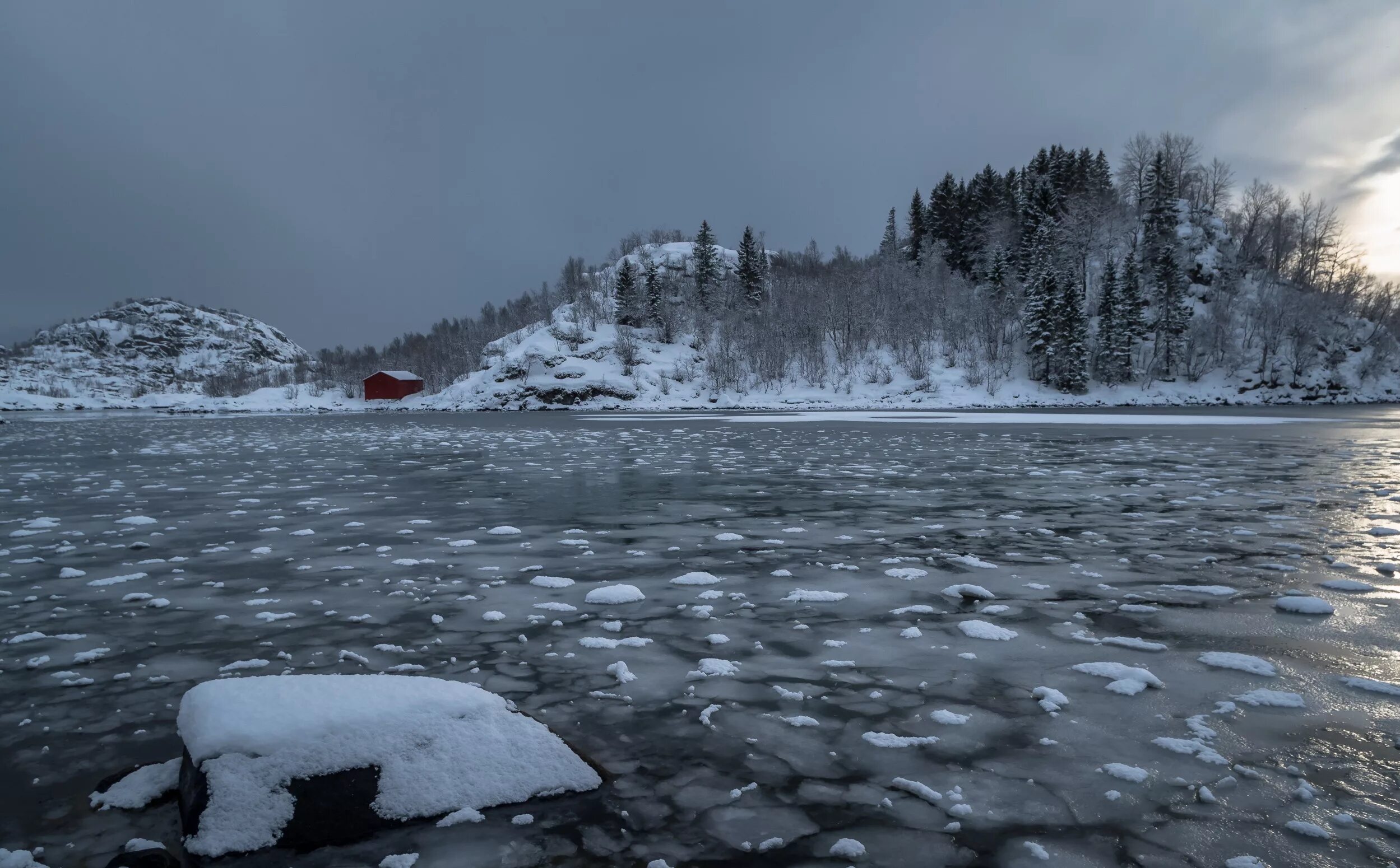 река зимой. река юкон зимой. зима лед река. лед на реке. зима лед река.