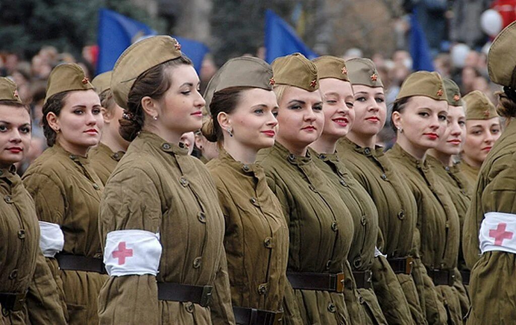 Женские военные песни современные. Женщина в Советской военной форме. Девушки в форме Советской армии. Женщины военные в России. Девушки на войне.