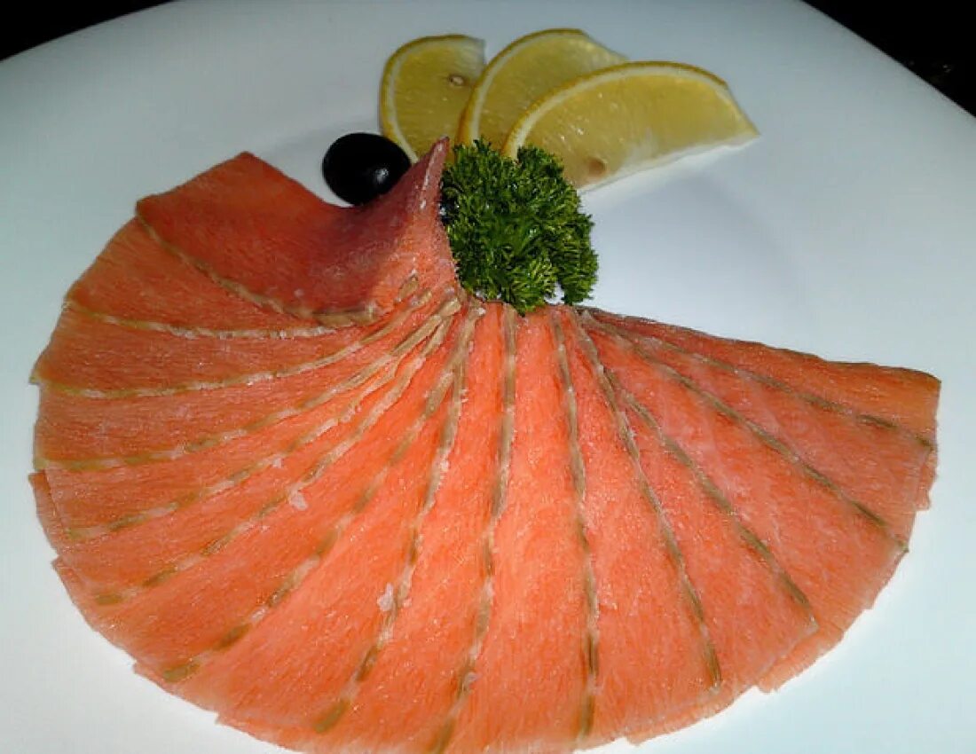 сервировка красной рыбы. ассорти рыбное: сёмга слабосолёная, масляная рыба. как красиво уложить красную рыбу. сервировка красной рыбы. как красиво уложить красную рыбу.