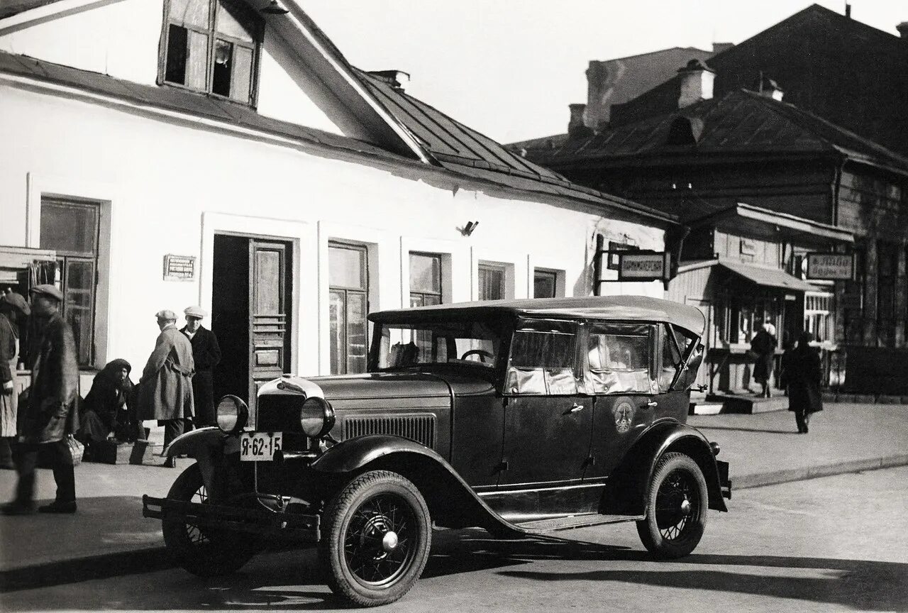 Легковушка первых пятилеток. Таксомотор Рено 1925. Горьковский автомобильный завод 1930-е. ГАЗ 1934. Таксомотор Москва 1925.