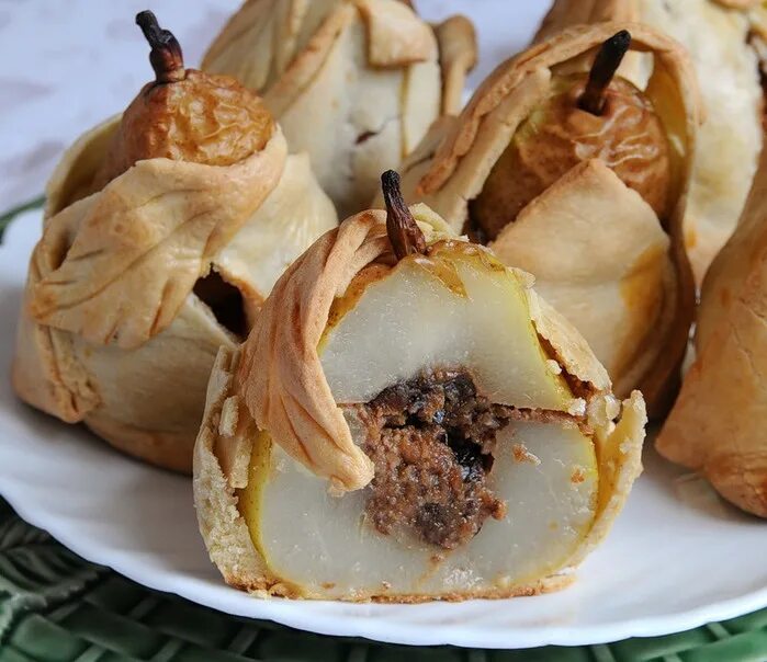 груша в слойке. груша в слоеном тесте. пряная груша в тесте. груша в тесте. груша в слоеном тесте запеченные.