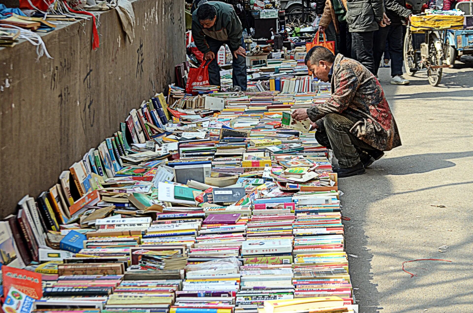 Книжный рынок. Книжный блошиный рынок. блошиный рынок книжка. книжный рынок в москве.