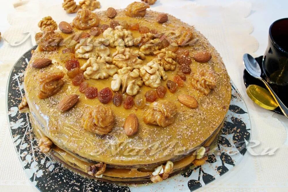 Торт еврей рецепт классический. Еврейский торт. торт бедный еврей. торт еврейский с маком, орехами и изюмом. бедный еврей торт украшение.