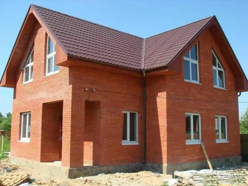 двухэтажный деревянный дом с гаражом. строительство домов брус проекты. дом из красного кирпича. дом из кирпича. дом из бруса.