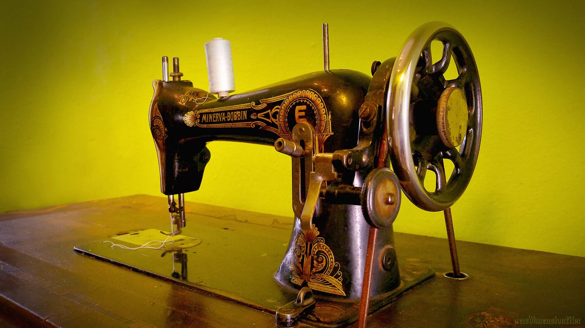 Обслуживание швейной машинки. Швейная машинка Чайка Зингер. Швейная машинка Швеймаш старинная. Charles Raymond швейная машинка.