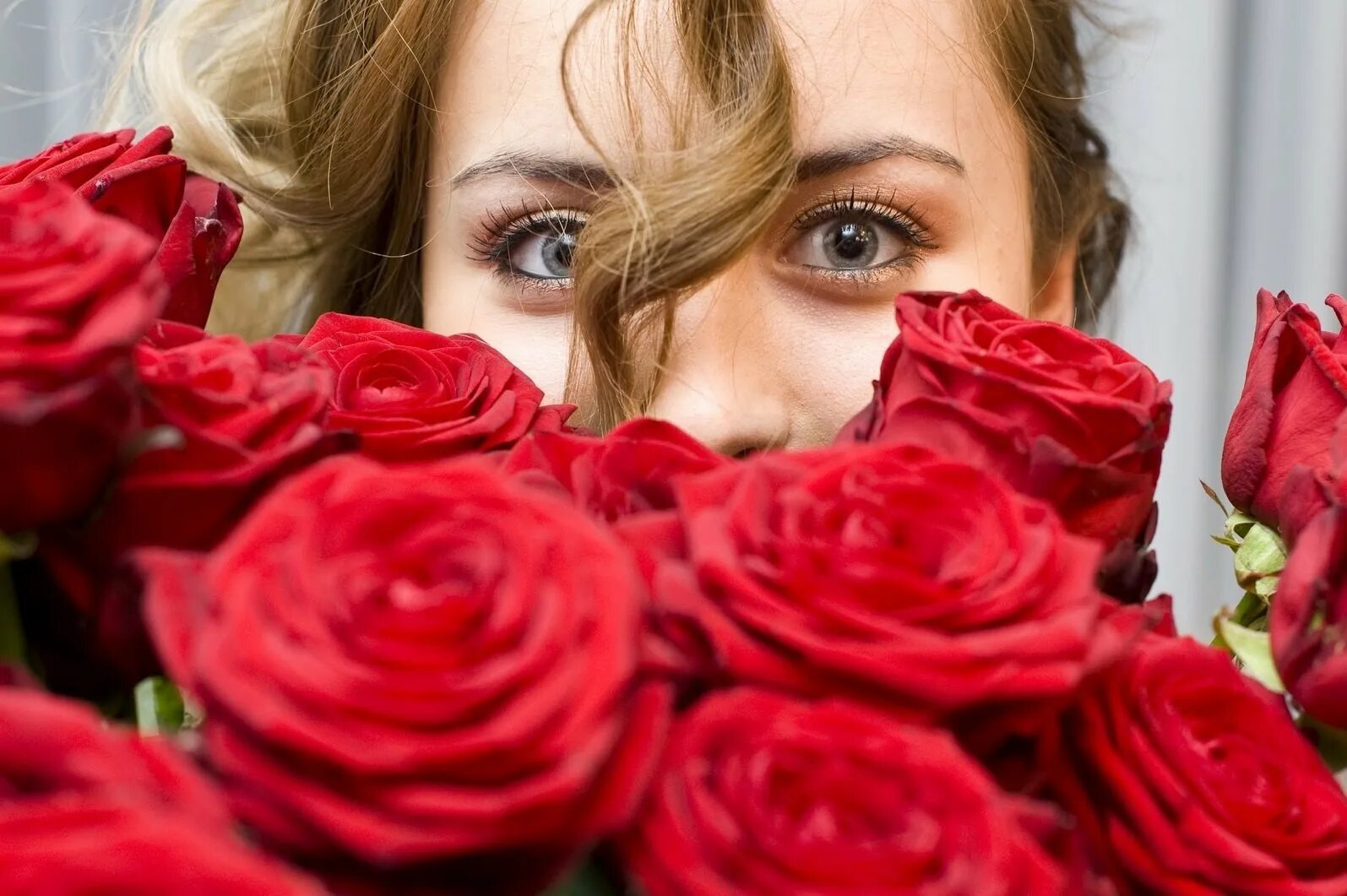 Девушка розы видео. Букет цветов для девушки. Девушка с букетом красных роз. Фотосессия с розами. Букет "женщине".