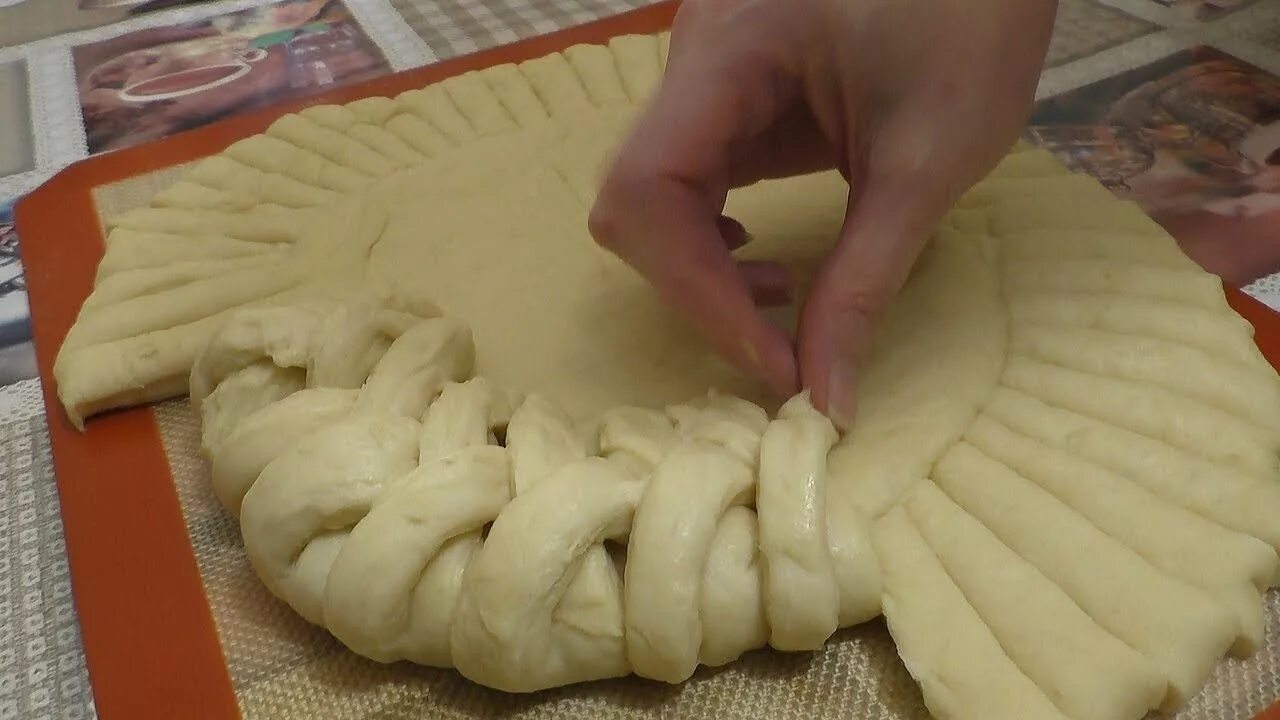 Красивый пирог видео. Пирог косичка. косичка на пироге. красивый пирог косички. пирожки косичкой.