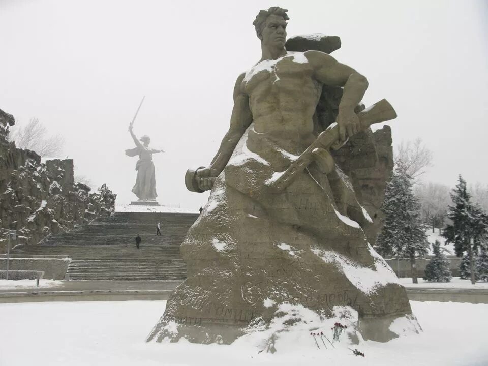 2 февраля ю. Победа в сталинградской битве. 2 февраля сталинградская битва. сталинградская битва зима 1943. мамаев курган сталинградская битва.