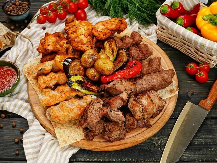 Шашлык на черной тарелке. Ребрышки самсон в маринаде. Мангал мания. Шашлычный дворик мангал. Мангал мания.