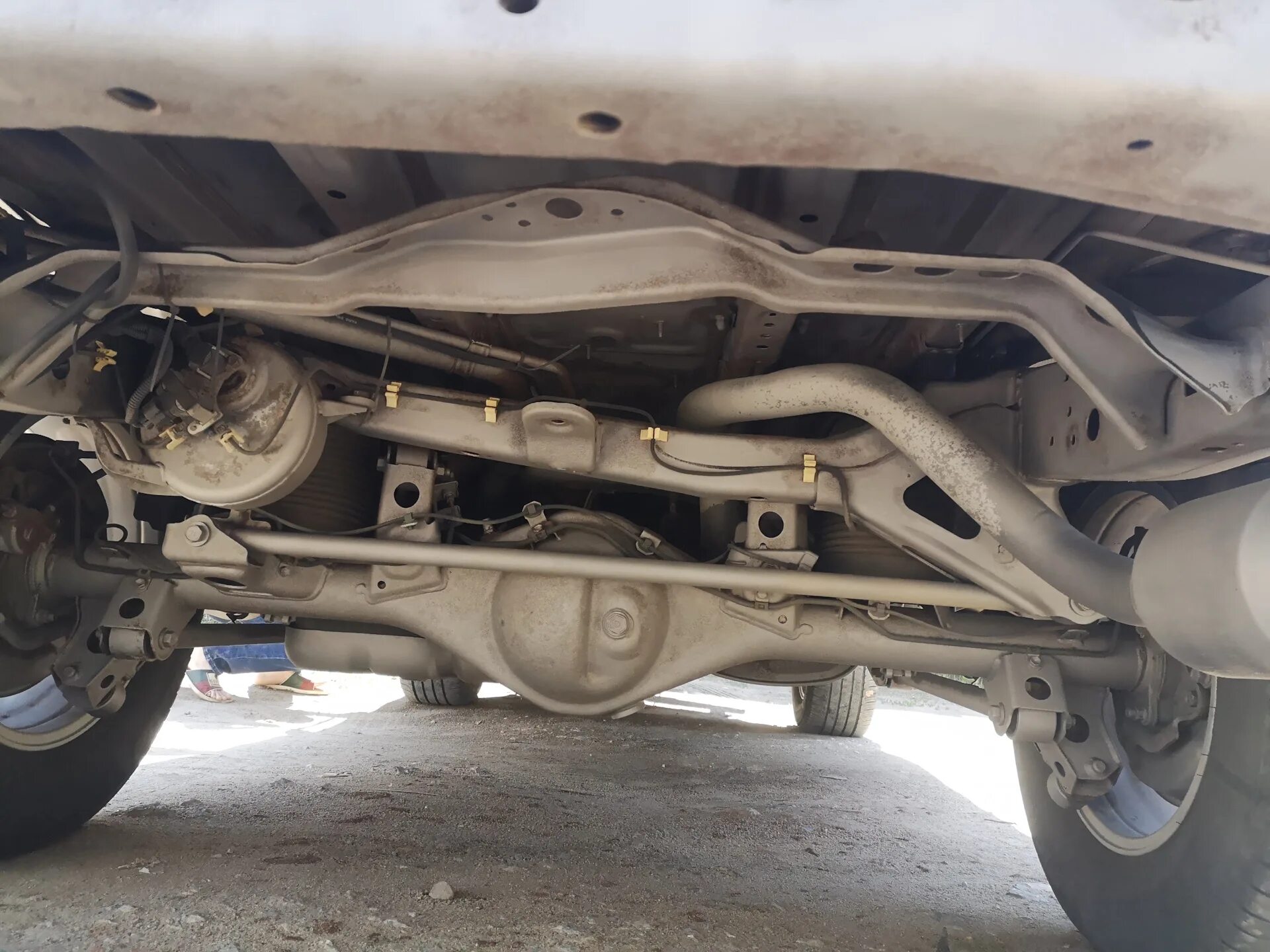 Днище прадо 120. Днище land cruiser prado 150. Подготовка днища и рамы прадо 120 автомобиля к к окраске. Прадо 90 днище. Прадо 120 вид снизу.