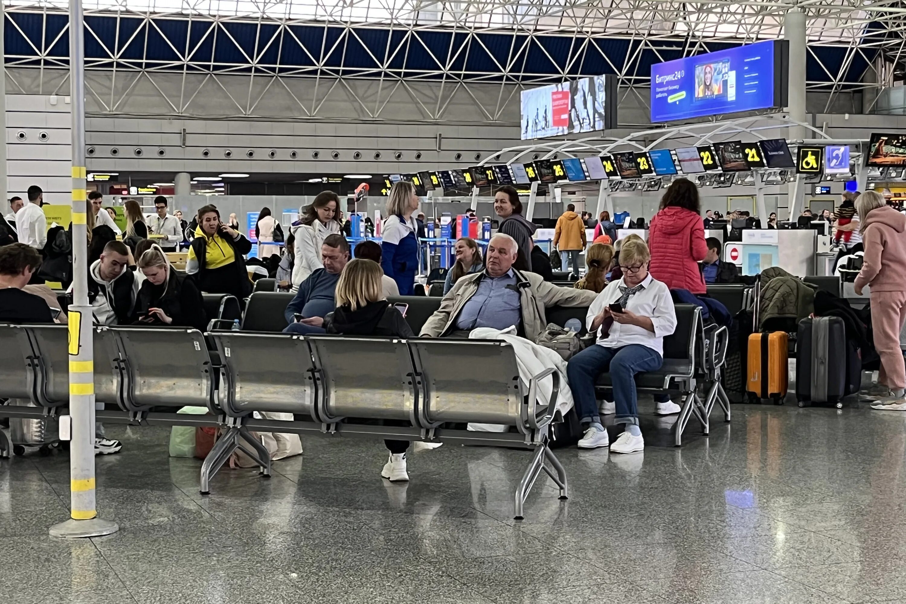 Аэропорт сочи стойки регистрации. В аэропорт за час до вылета. Паспортный контроль в аэропорту пулково. До вылета осталось. Табло регистрации в аэропорту.