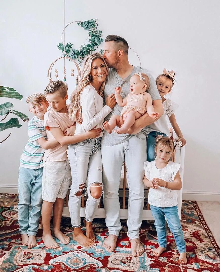 Семейная 5 телефон. Счастливая семья. Семейные фотосессии в студии идеи. Family friendly. Семейная 5 телефон.
