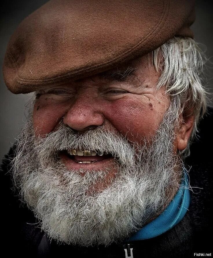 Преющий дед. Старик улыбается. дедушка улыбается. счастливый дедушка. старичок улыбается.
