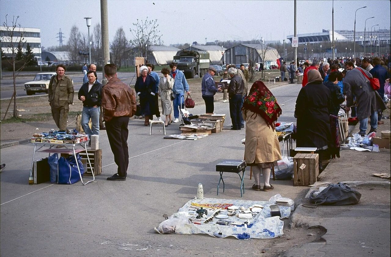 Измайловский рынок в 90е. Москва 90-е рынки. Москва 90-х уличная торговля.