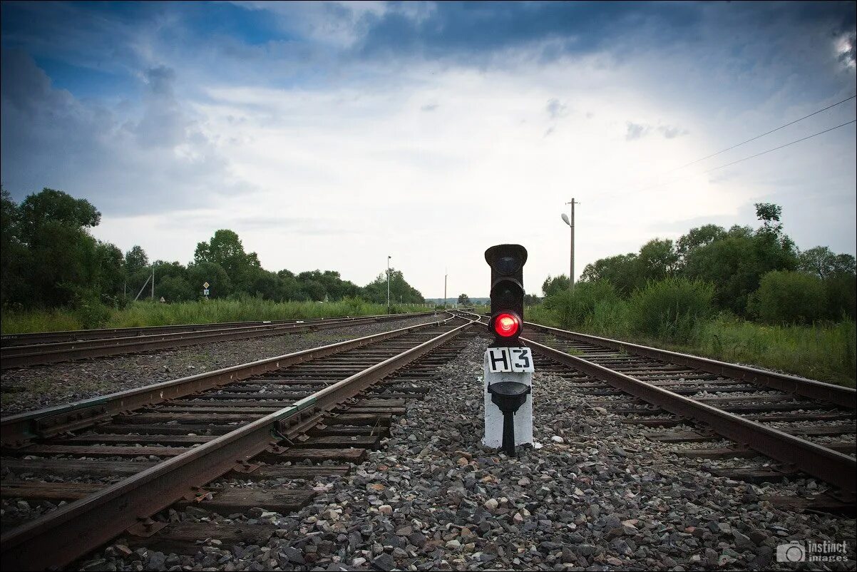 Маршрутный маневровый светофор. Два красных сигнала на жд. Светофор для поездов. Два красных сигнала на жд. Семафор ржд.