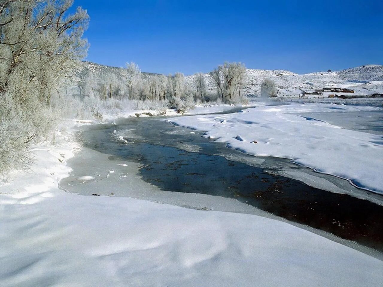 Замерзшая река. Зима замерзшая река. Лед на реке. Вода в реке замерзла