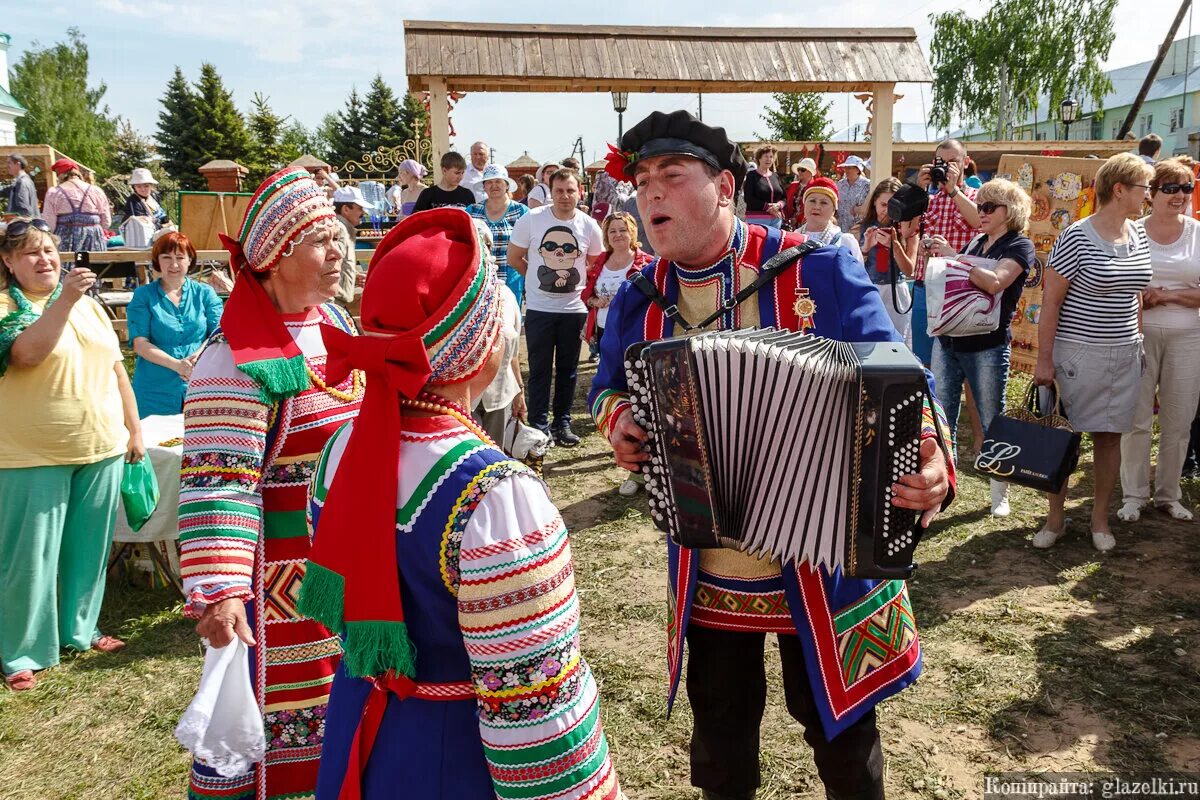 Праздник в деревне. Пляски под гармонь. Люди поют частушки. Деревенский праздник. Люди ликуйте народы