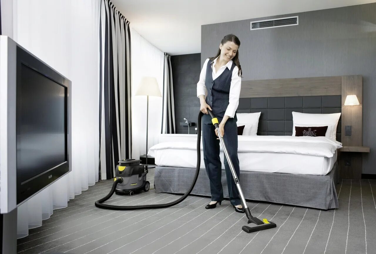 Работа дом горничной. Пылесос Керхер t 15/1. Пылесос сухой уборки Karcher t 15/1. Пылесос Karcher 15/1. Уборка в гостинице.