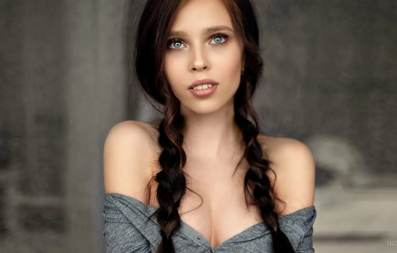 Negin ghalavand до пластики. Девушка с косой. Девушки с косичками брюнетки. Брюнетка с косой. Девушка с косичками.