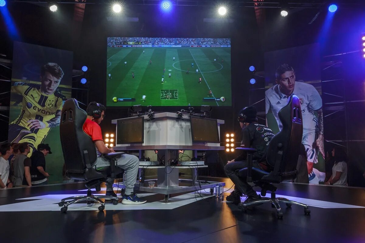 Fifa esports. Кибер футбол. Киберспорт FIFA. Кибертурнир FIFA. Кибер футбол турнир.