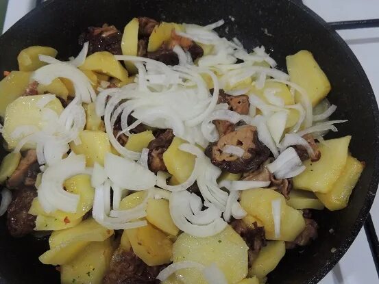 Как приготовить сморчки грибы вкусно на сковороде. Сморчки с картошкой. сморчки с картошкой жареные. сморчки с картошечкой. грибы сморчки жареные с картошкой.
