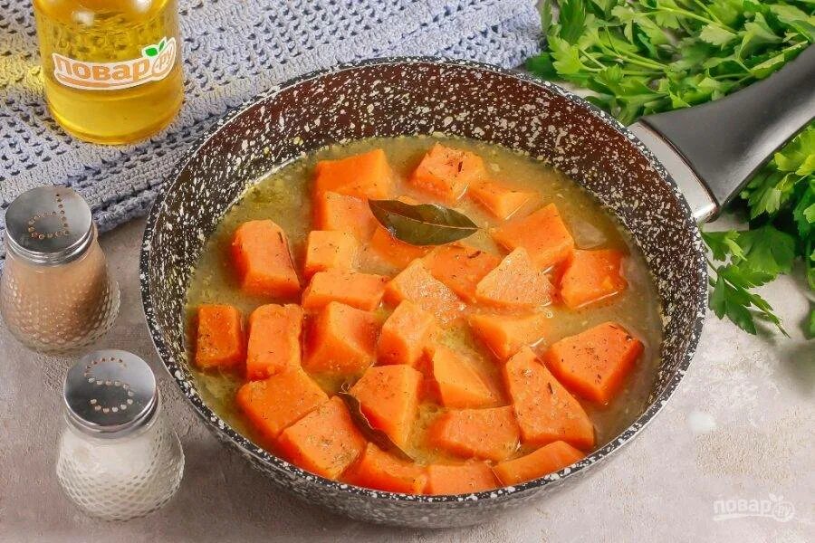 Как тушить тыкву в кастрюле кусочками. Тыква тушеная с сельдереем. сколько тушить тыкву в кастрюле кусочками.